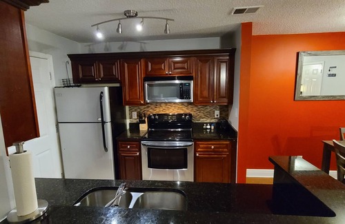 Sandy Springs Condo | A QUIET CONDO IN ATLANTA w/BALCONY 1king 1 Queen 2 twins 1 Qu Air mattress