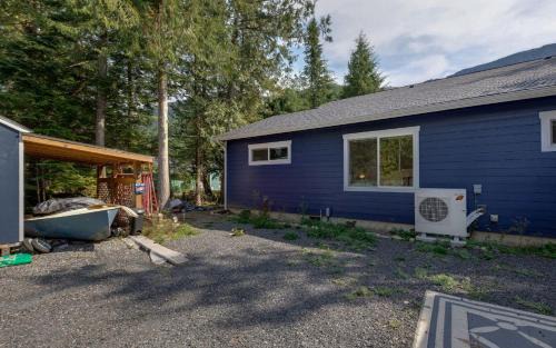 Maple Falls House | A re-styled single story, 3-bedroom, 2-bath ranch style cabin at Silver Lake