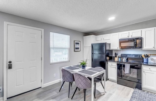 Oak Haven Apartment | ~[A] River Bank Repose Sleeps 6 Private Units~