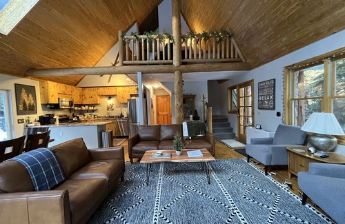 Idaho Springs Cabin | A River Front Mountain Luxury Cabin- Relaxing, Skiing, Rafting, Hot Tub, Sauna