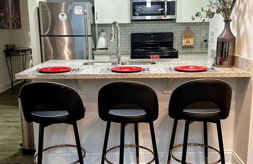 Mile Square Apartment | A Robin’s Nest with FREE parking in the heart of downtown Indianapolis.