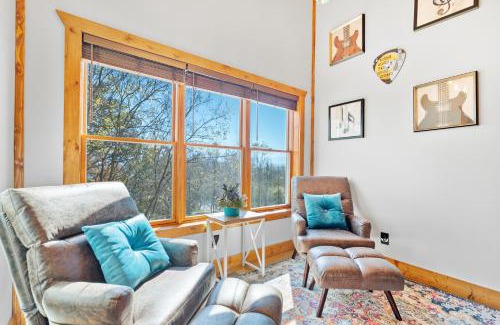 Sevierville House | A Song Writers Paradise, Hot Tub Once Owned By Dolly Parton