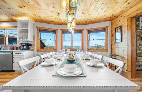 Sevierville House | A Song Writers Paradise, Hot Tub Once Owned By Dolly Parton