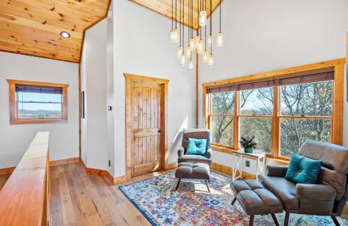 Sevierville House | A Song Writers Paradise, Hot Tub Once Owned By Dolly Parton