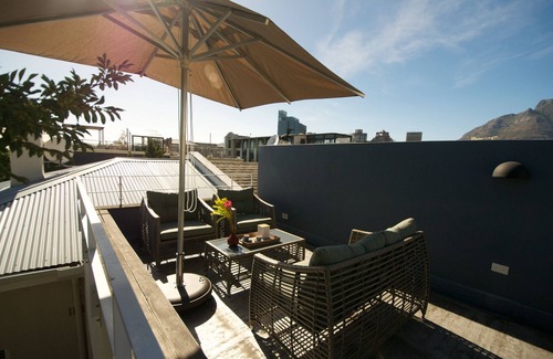 Cape Town City Centre Cottage | A spacious and luxurious two-bedroom house with balcony, courtyard and roof deck