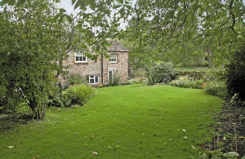 Kirkby Stephen Cottage | A spacious detached cottage located by a beck in a quiet village.