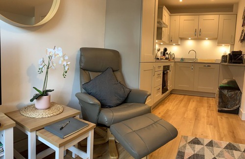 New Forest District Cottage | A stroll to Ringwood, near to New Forest & South Coast Beaches. Private Parking