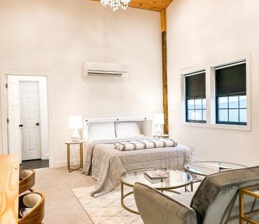 Mount Airy Apartment | A Suite with a View + Wine