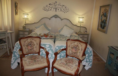 Universitas House | A Summer Place Boutique Guest House