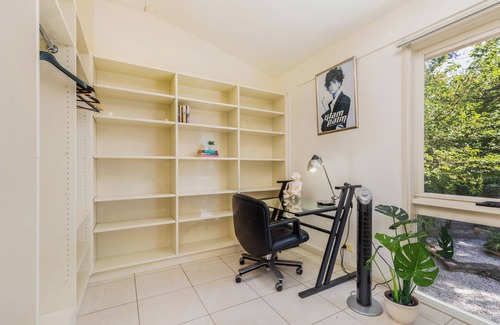 Yarralumla House | A sunny open stylish 3B&2B suite in Yarralumla close to Lake and shopping centre