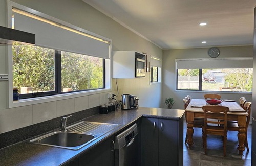 Marahau House | A sunny seaside holiday home in Marahau. Close to the beach and the ABel Tasman National Park