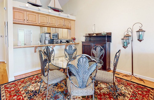 Huddleston House | A Sweet Retreat - End unit townhome with lake views, pool & tennis