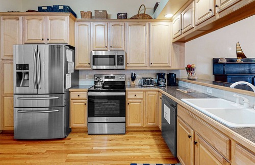 Huddleston House | A Sweet Retreat - End unit townhome with lake views, pool & tennis