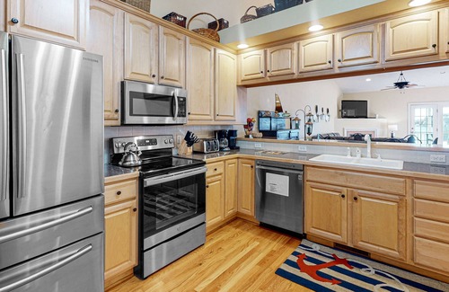 Huddleston House | A Sweet Retreat - End unit townhome with lake views, pool & tennis