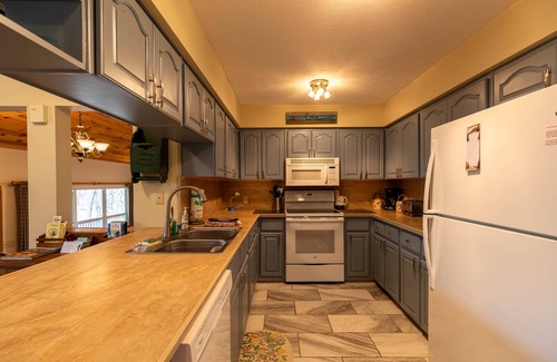 Blowing Rock House | A Treetop Escape close to Boone and Blowing Rock, large deck