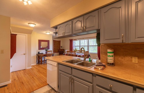 Blowing Rock House | A Treetop Escape close to Boone and Blowing Rock, large deck