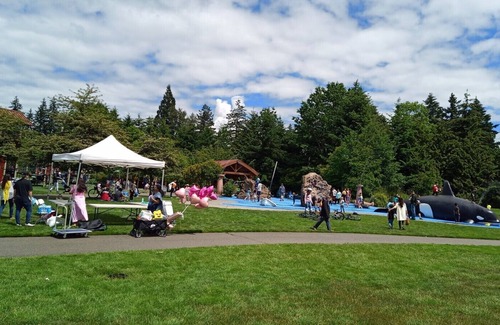 Northeast Bellevue House | A two Kitchen Home in Walking distance to Crossroad Park/Mall, near Microsoft HQ