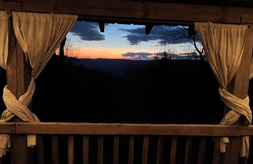 Piper Gap Cabin | A Unique Bed and Breakfast.Log Cabins, with Hot Tubs and Breakfast Delivered Each Morning :)