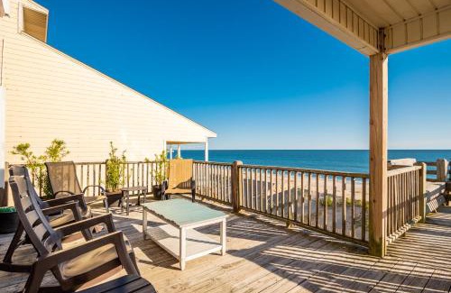 Long Beach House | A Villa Roja by Oak Island Accommodations