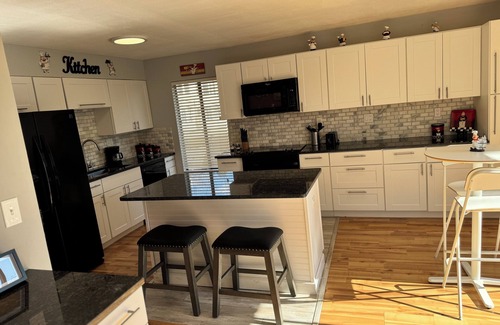 Derby House | A whole house Cozy 2-bedroom in charming Derby with WiFi and AC