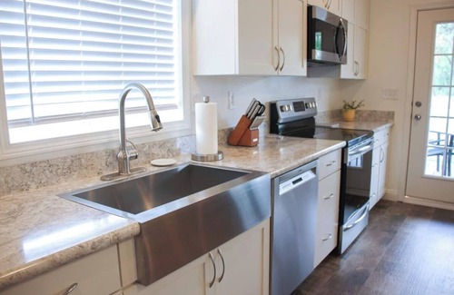 Hermosa Cottage | A wonderful 2 bedroom/2 bath rental (1,000 sq