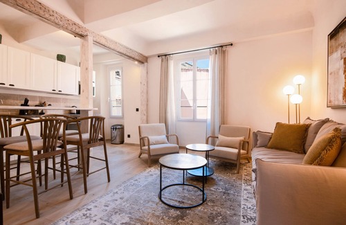 Old Town Apartment | A Wonderful 2-BR next to the Senequier - Heart of Saint Tropez