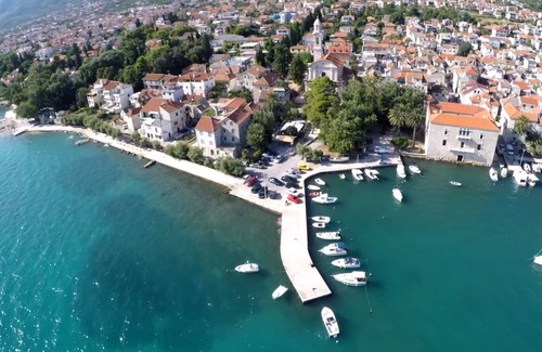 Kastela Apartment | A1 apt with garden, childrens playground, parking & breakfast