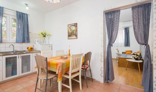 Vinisce Apartment | A2 - Modern apartment with garden 80m from beach