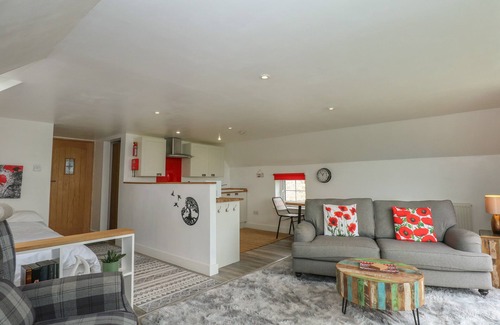 Lincoln Cottage | ABBEY COTTAGE, pet friendly, with a garden in Lincoln