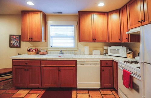 Ashland House | ABBOTT'S COTTAGES - Falcon. 2 bedroom/2 bath within walking distance to downtown