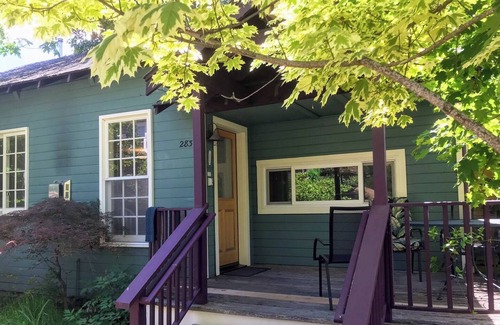 Ashland Cottage | Abbott's Cottages- The Heron. One bedroom cottage just two blocks to downtown