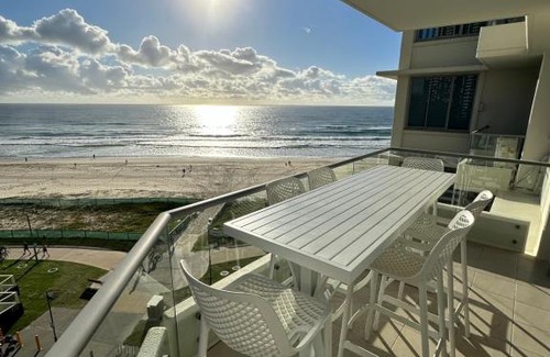 Surfers Paradise Apartment | Absolute Beach Frontage Two Bedroom