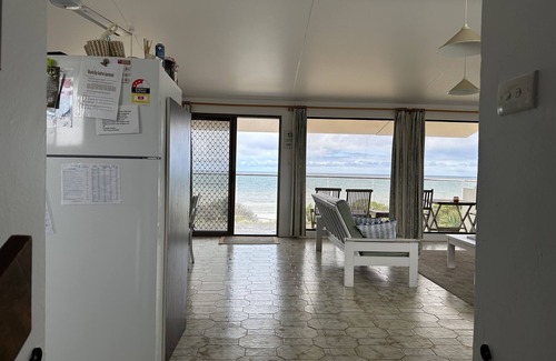 Moonta Bay Apartment | Absolute Beachfront on the cliff with easy stair access to the beach (BYO LINEN)