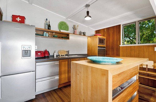 Tikitere House | Absolute Lake edge - Architects own - Rotoiti bach