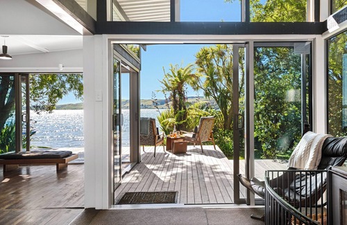 Tikitere House | Absolute Lake edge - Architects own - Rotoiti bach