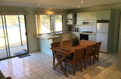 Longreach Ski Chalet | Absolute Waterfront - Grevillea, Banksia and Waratah chalets at Shoalhaven Lodge