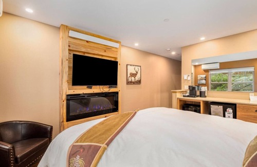 Estes Park Hotel | AC, K Bed, Fireplace, Shared Hot Tub - Lodge 203