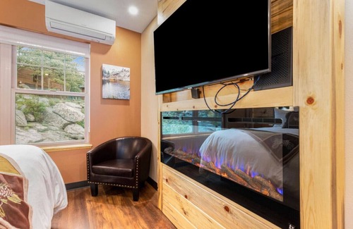 Estes Park Hotel | AC, K Bed, Fireplace, Shared Hot Tub - Lodge 203