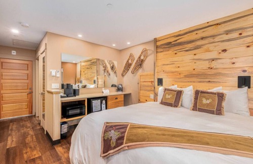 Estes Park Hotel | AC, K Bed, Fireplace, Shared Hot Tub - Lodge 203