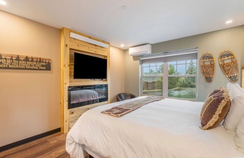 Estes Park Hotel | AC, K Bed, Fireplace, Shared Hot Tub - Lodge 204