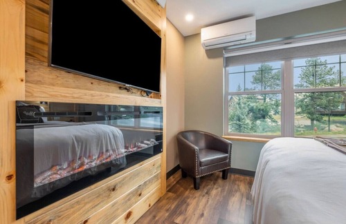 Estes Park Hotel | AC, K Bed, Fireplace, Shared Hot Tub - Lodge 204