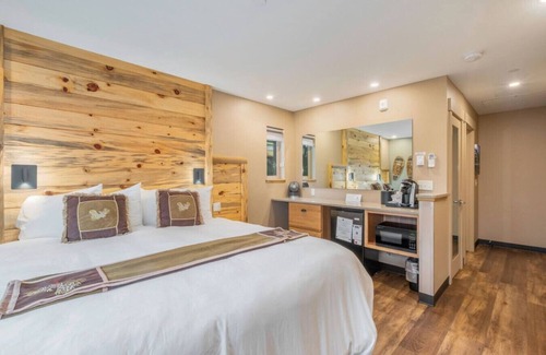 Estes Park Hotel | AC, K Bed, Fireplace, Shared Hot Tub - Lodge 204