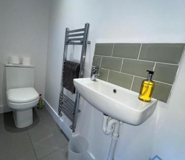 Kettering House | Acaster House, x4 rooms with en-suites x1 room private bathroom, street parking, close to train station