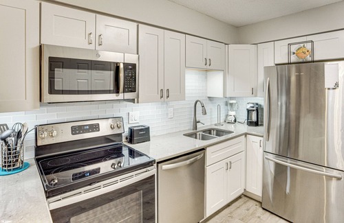 Folly Field Condo | Access to Folly Field Beach & Pools: Coastal Condo