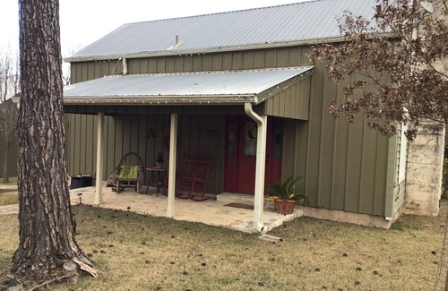 Fredericksburg House | ACE OF HEARTS The perfect getaway! Only 3.5 miles from Main Street.