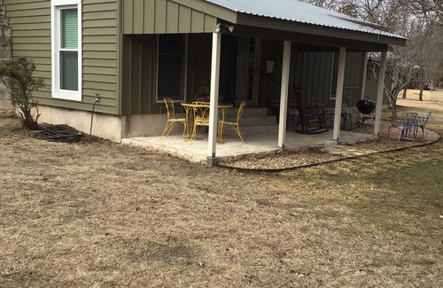 Fredericksburg House | ACE OF HEARTS The perfect getaway! Only 3.5 miles from Main Street.