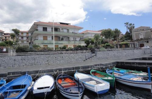 Stazzo Apartment | Acirealevacanze - Romantica Camera sul Mare