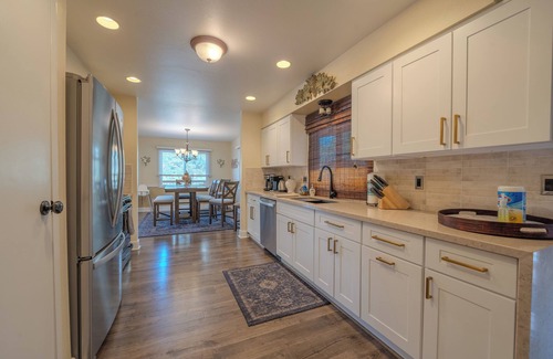 Big Bear Lake Cabin | ACROSS FROM LAKE! 230 FIVE STAR REVIEWS! JACUZZI, POOL TABLE, PACMAN, EV CHARGER