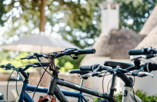 Ostuni Hotel | Ad un passo da Cisternino - Trulli con Foresta, Bici e BBQ