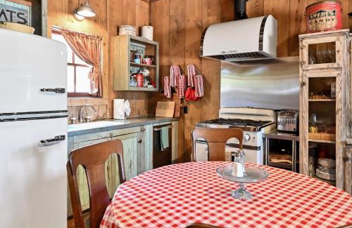 Fredericksburg House | Ada's Peach Street Hideaway - Whole House